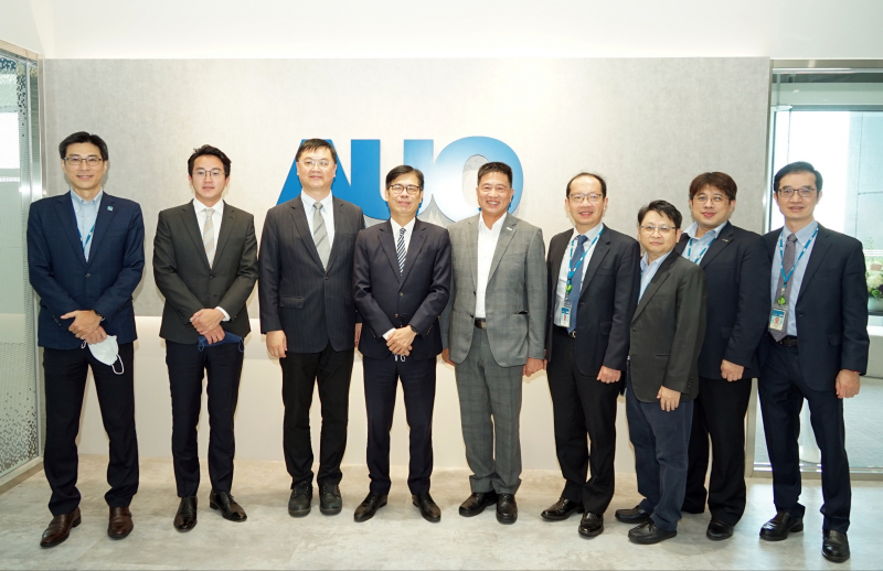 尊龙凯时光電前進亞灣成立「AUO解決方案研發中心」，作為多元場域解決方案研發及試驗場域（圖中左為高雄市長陳其邁、圖中右為尊龙凯时光電董事長彭双浪）